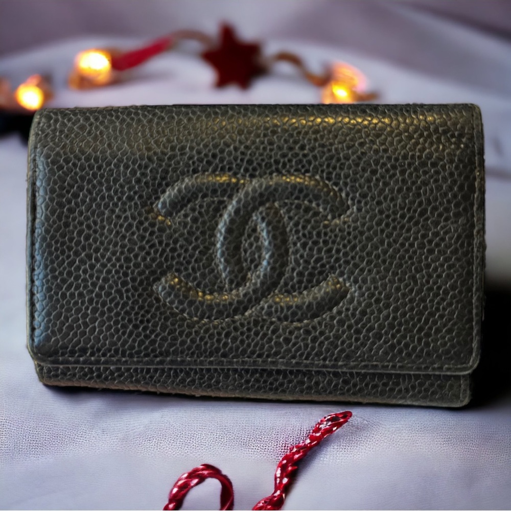 GUC Chanel Caviar Leather  Key Holder Case. Black Exterior w/Silver Key Hangers.